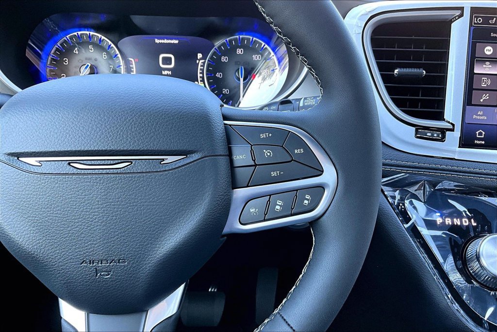 New 2027 Chrysler Pacifica Select FWD image 7