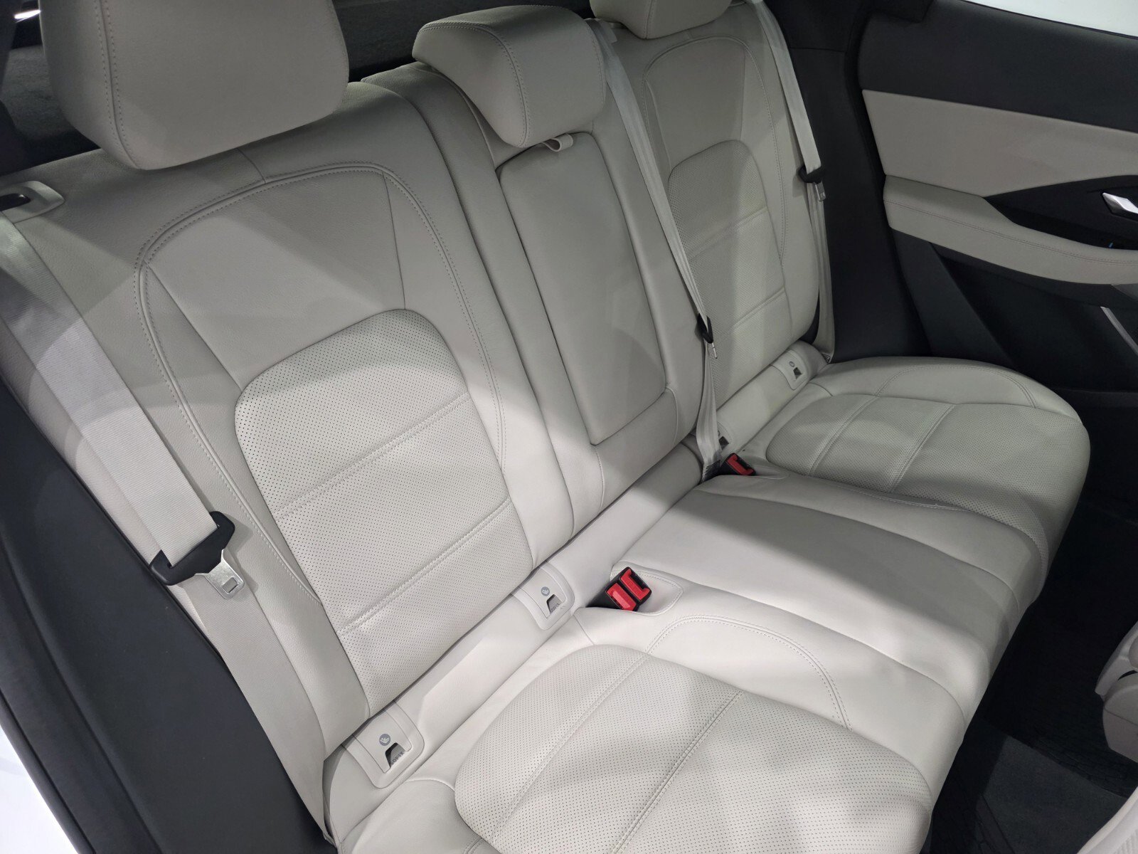 Used 2020 Jaguar E-PACE SE image 18