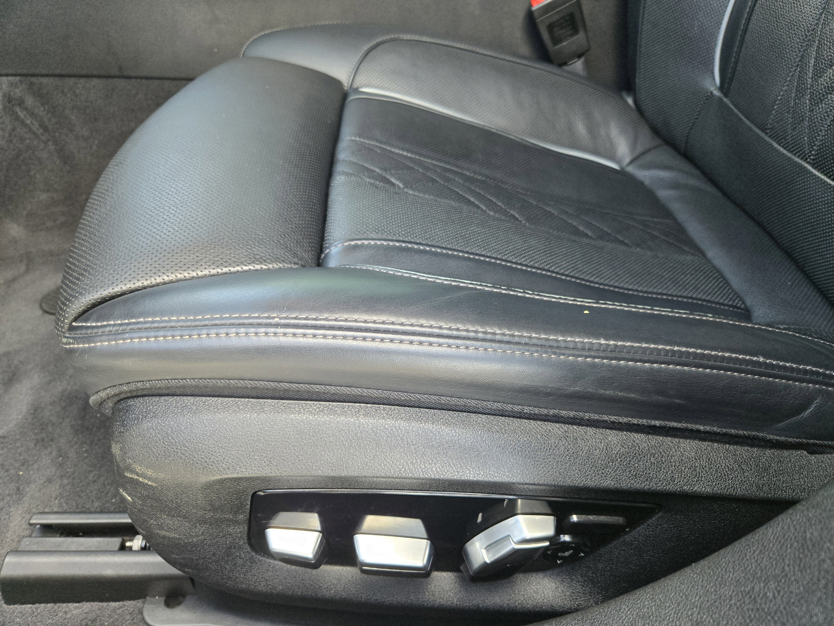 Used 2020 BMW 740i w/ Premium Package RWD image 21