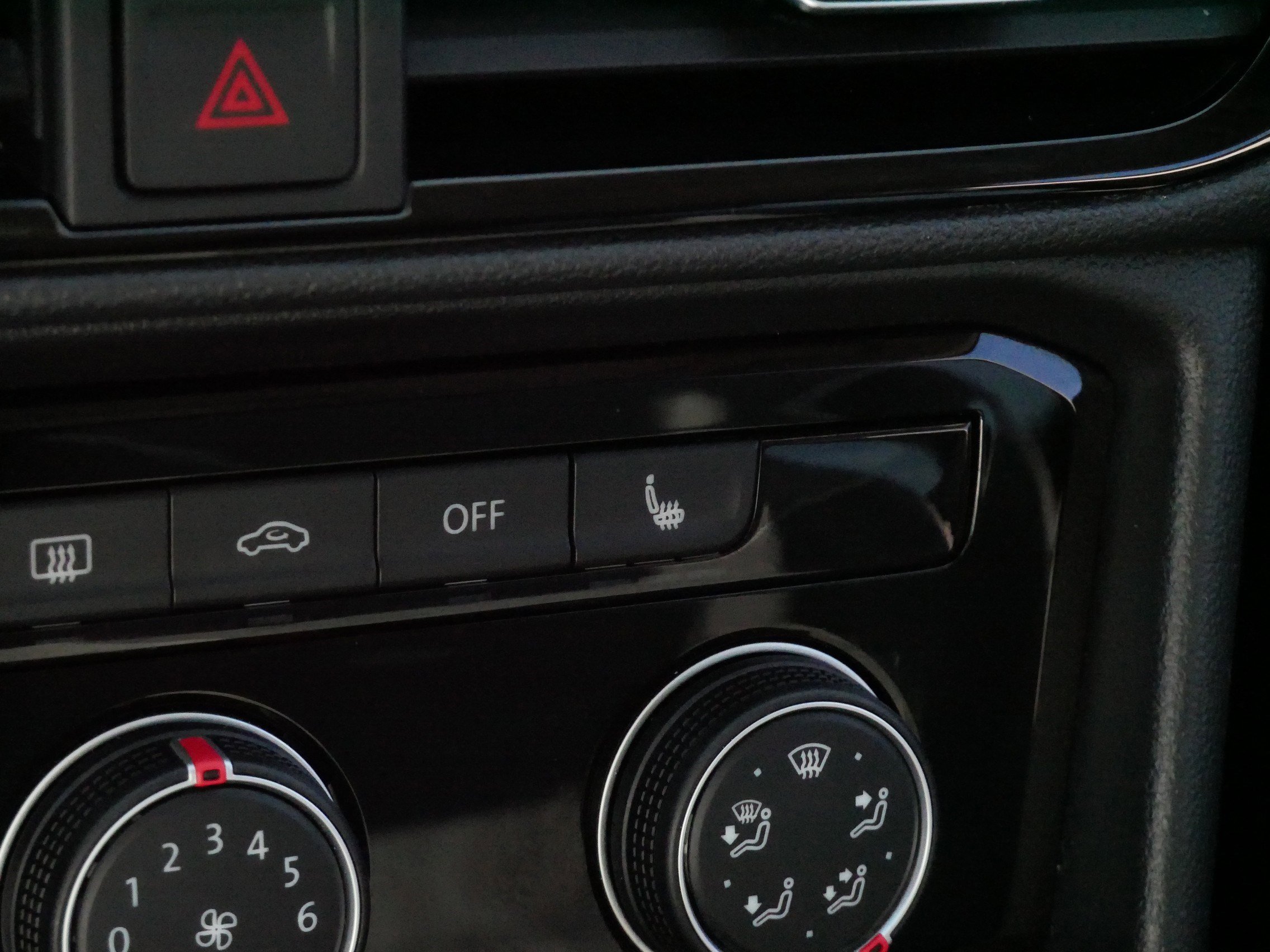 Used 2023 Volkswagen Taos SE w/ Panoramic Sunroof Package image 29