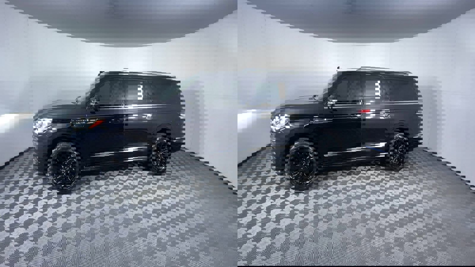 Used 2024 Lincoln Navigator L Reserve image 4