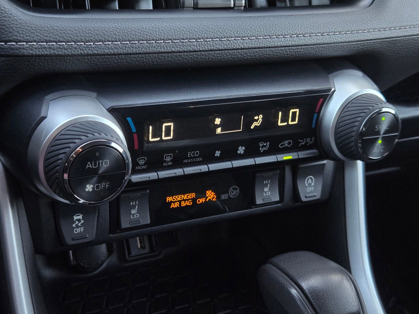 Used 2021 Toyota RAV4 XLE w/ XLE Grade Weather Package image 17