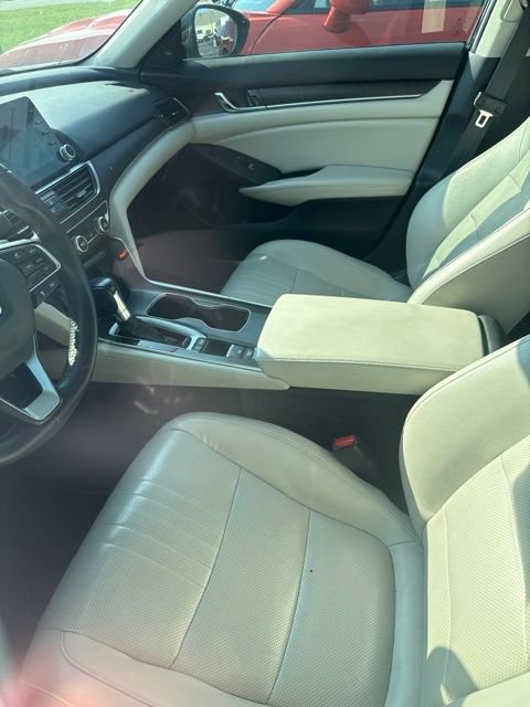 Used 2018 Honda Accord Touring image 2