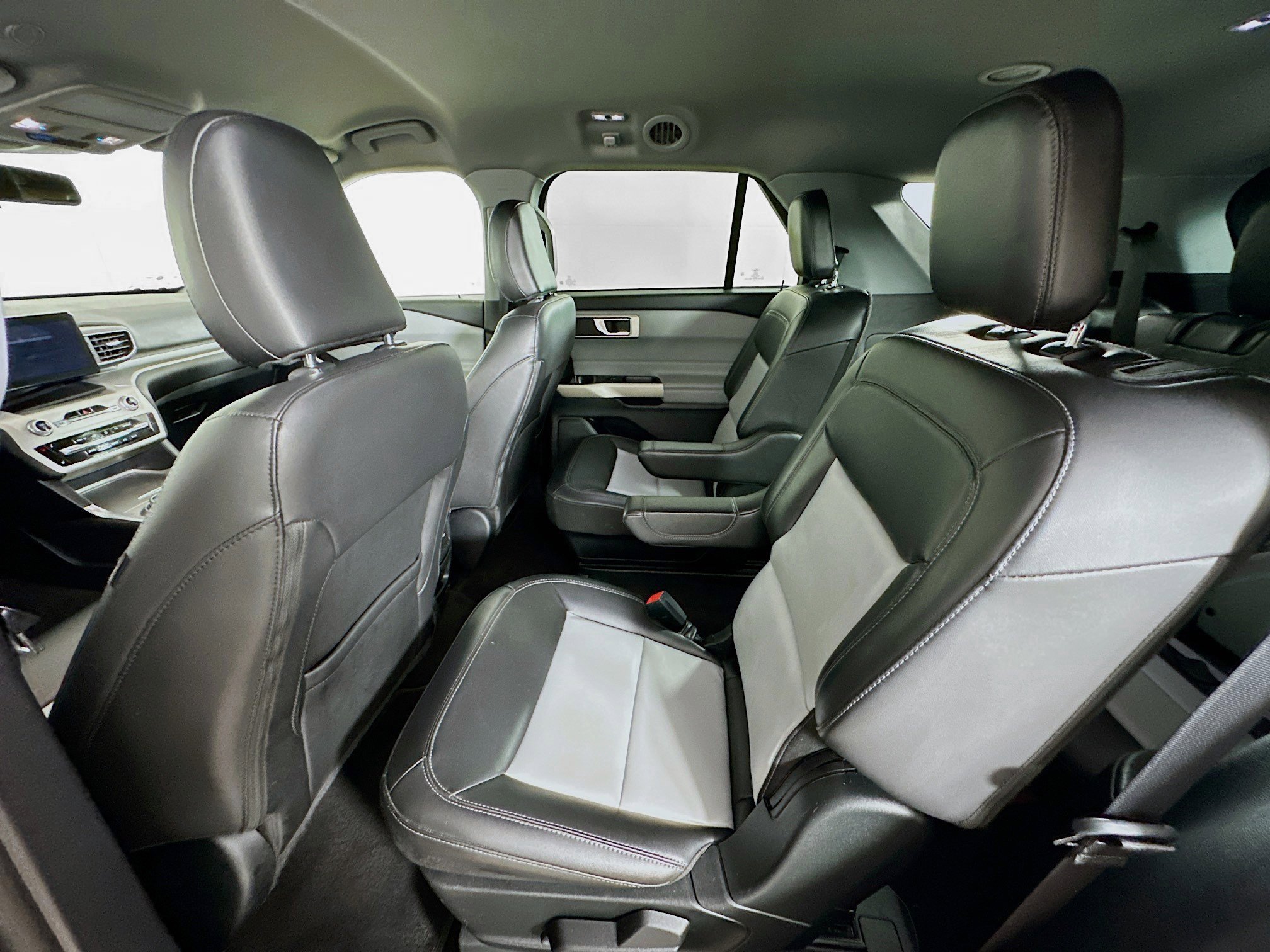 Used 2022 Ford Explorer XLT w/ Equipment Group 202A image 28