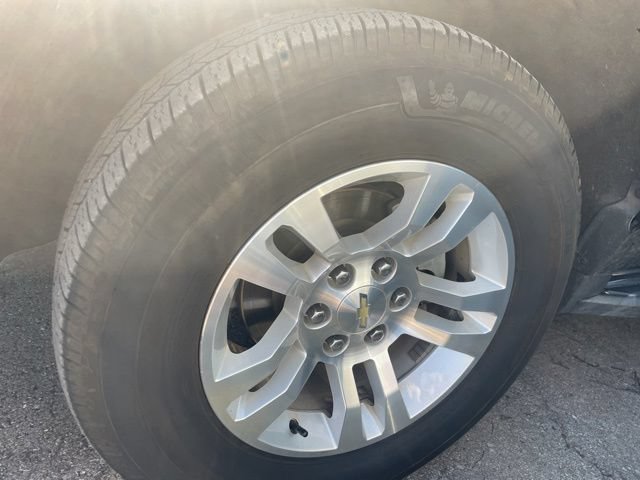 Used 2018 Chevrolet Suburban LT RWD image 3