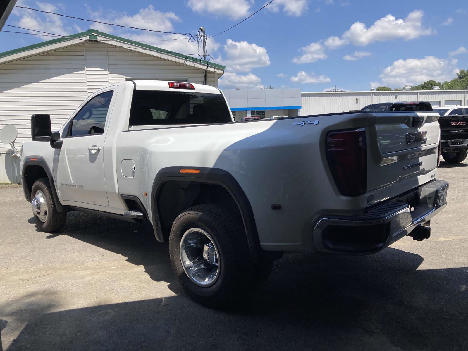 Used 2024 GMC Sierra 3500 SLE w/ SLE Convenience Package image 4
