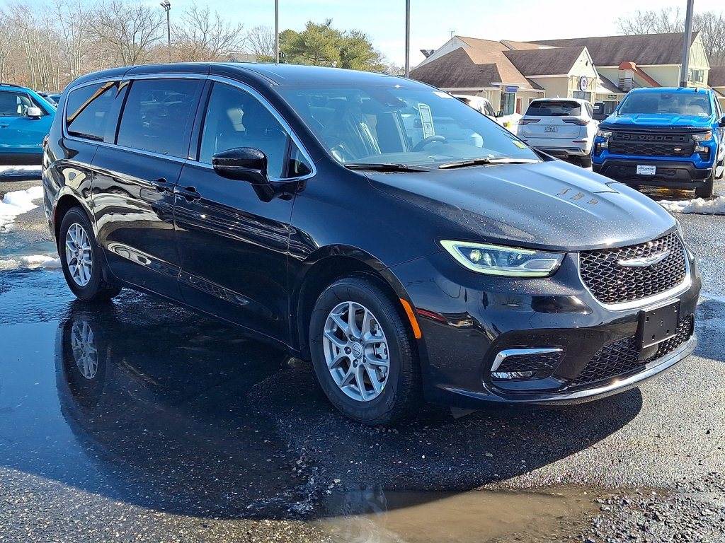 New 2026 Chrysler Pacifica Select image 3