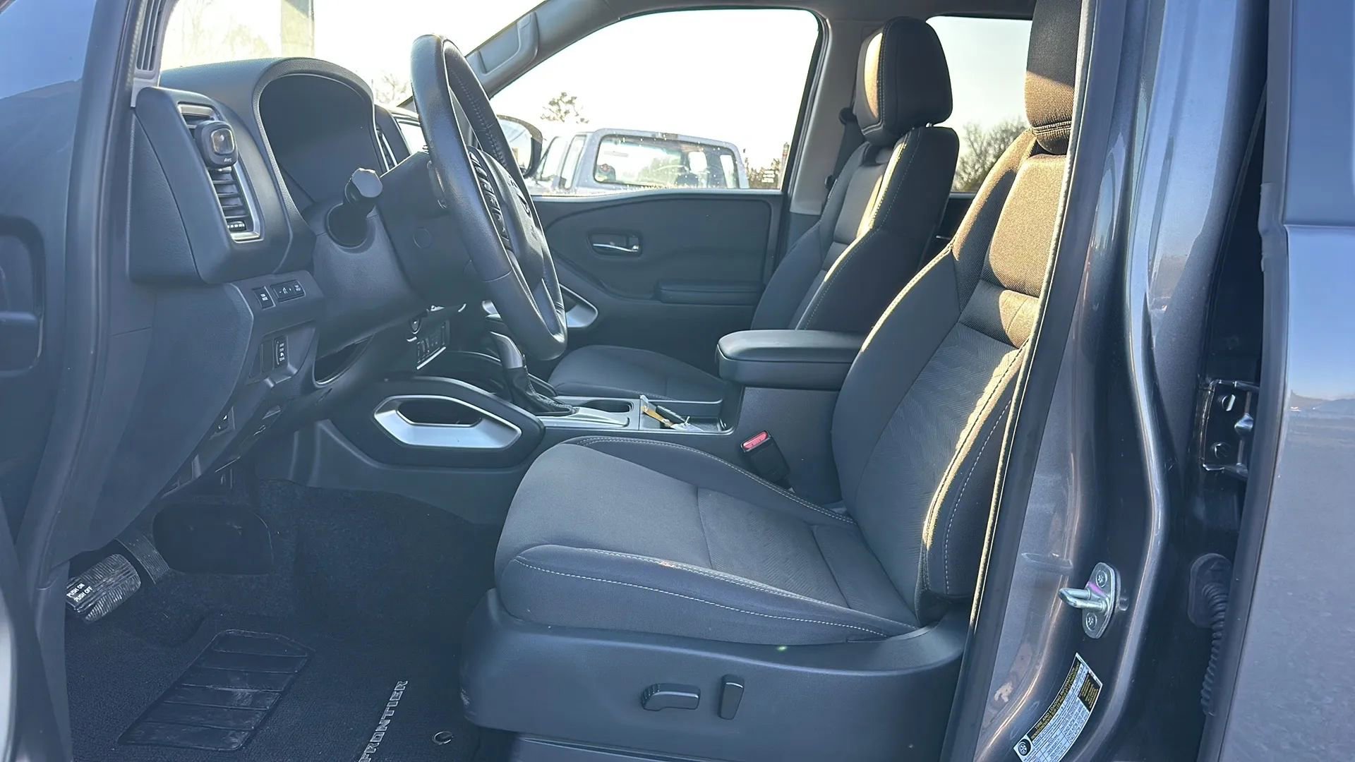 Used 2022 Nissan Frontier SV image 11