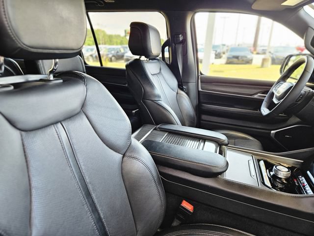 Used 2024 Jeep Wagoneer L Series II RWD image 14