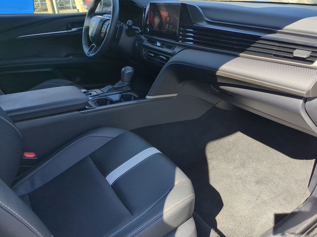 Used 2025 Toyota Camry SE image 32