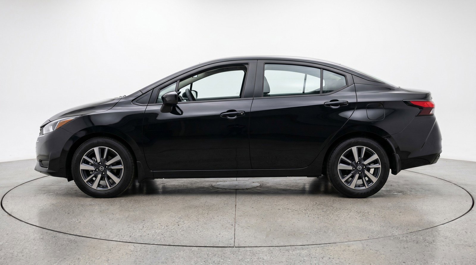 Used 2025 Nissan Versa SV image 5