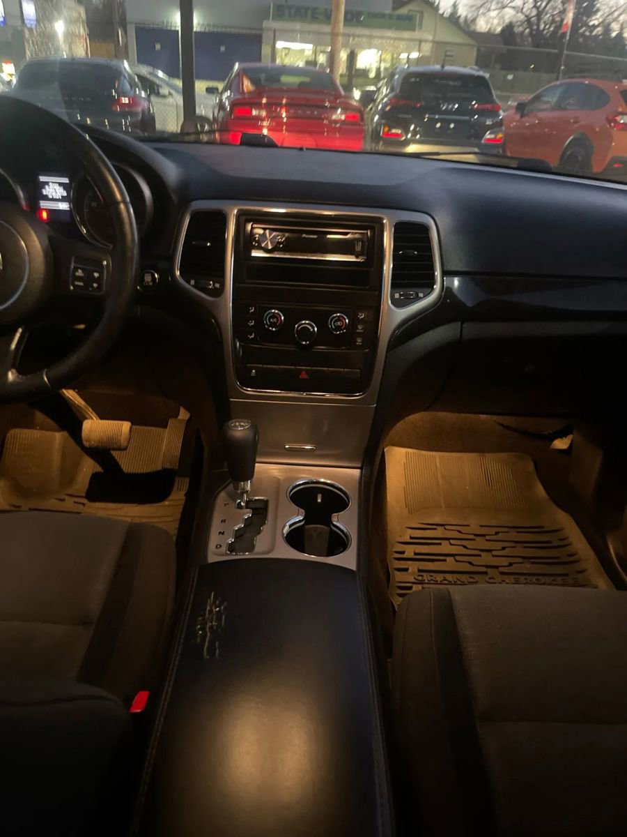 Used 2012 Jeep Grand Cherokee Laredo w/ Laredo E Group image 11