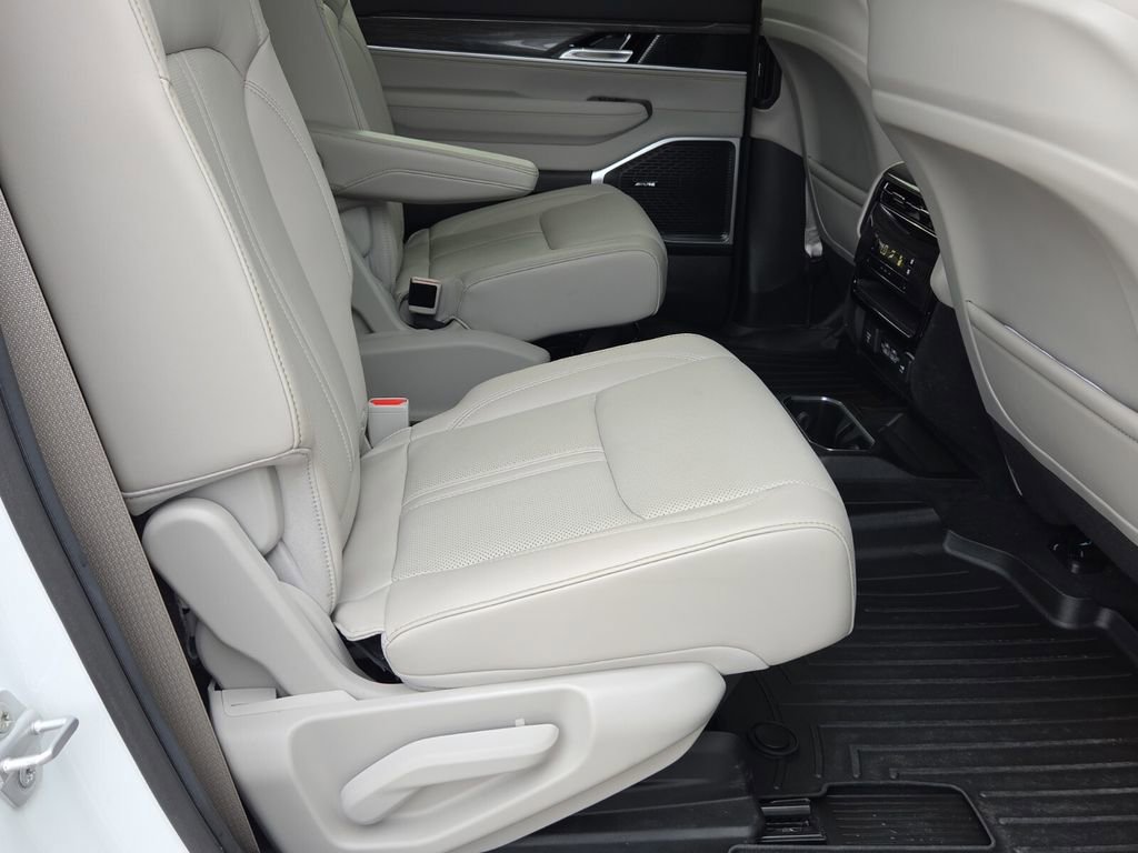 Used 2022 Jeep Wagoneer Series III w/ Flexible Seating Group AWD/4WD image 16