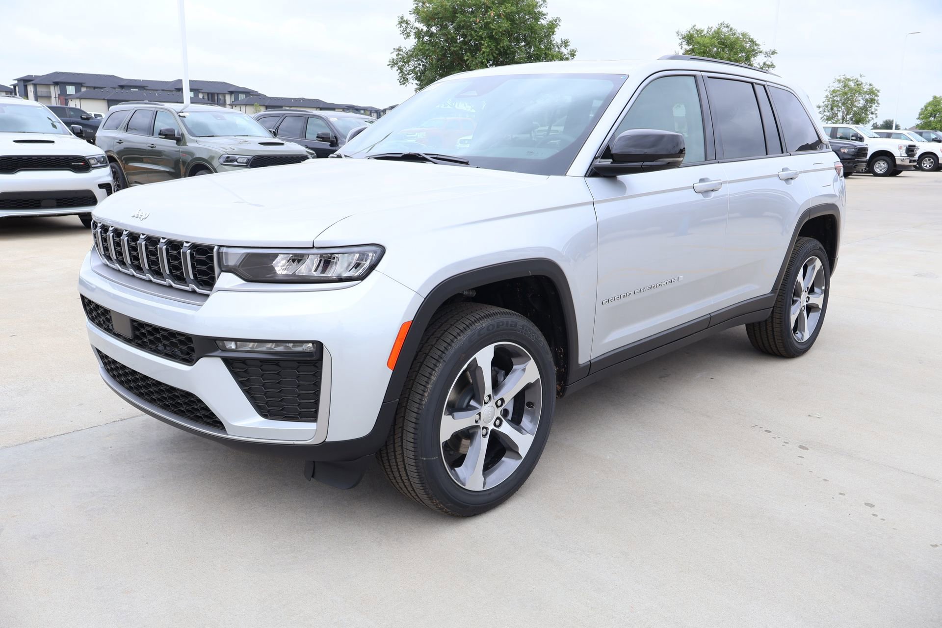 New 2026 Jeep Grand Cherokee Limited AWD/4WD image 11