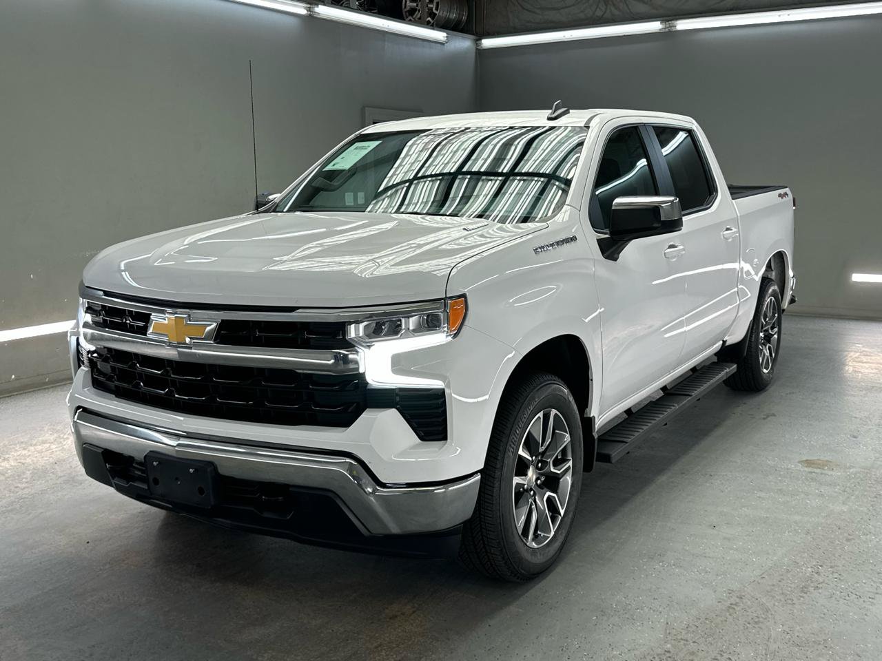 Used 2024 Chevrolet Silverado 1500 LT AWD/4WD image 3
