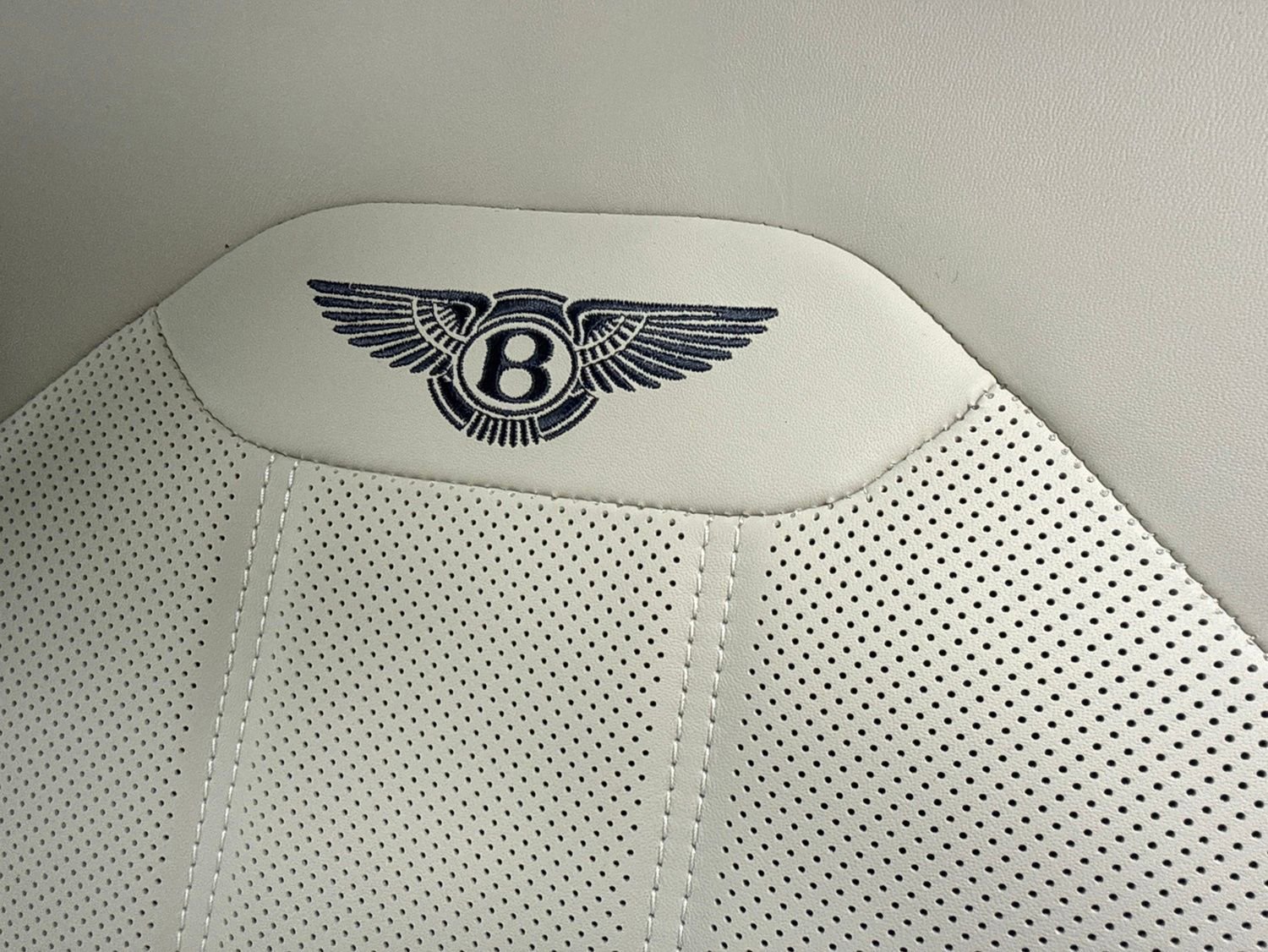 Used 2025 Bentley Bentayga AWD/4WD image 22