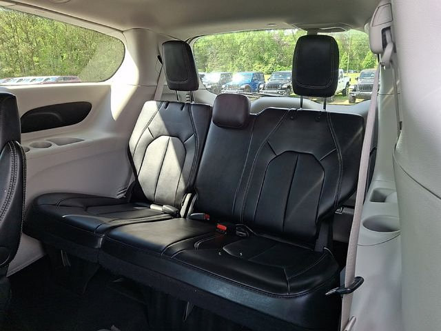 Used 2024 Chrysler Pacifica Touring-L FWD image 11