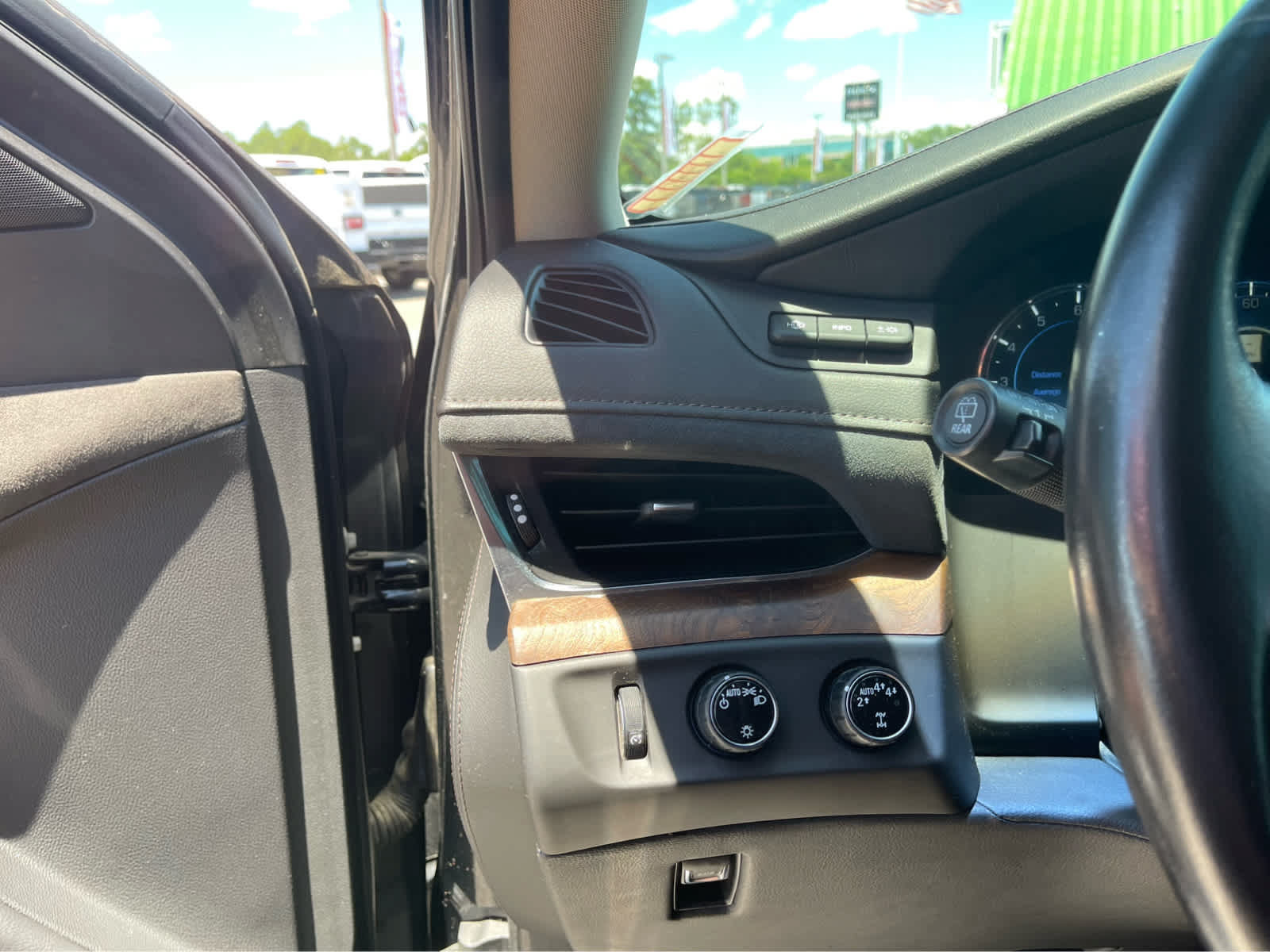 Used 2017 Cadillac Escalade Premium Luxury AWD/4WD image 4