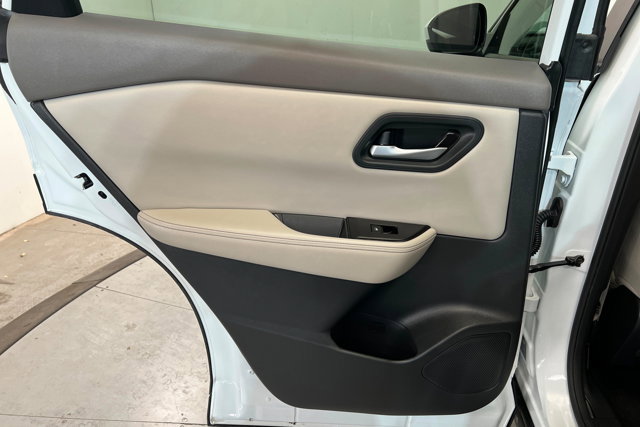 Used 2025 Nissan Rogue SV image 18