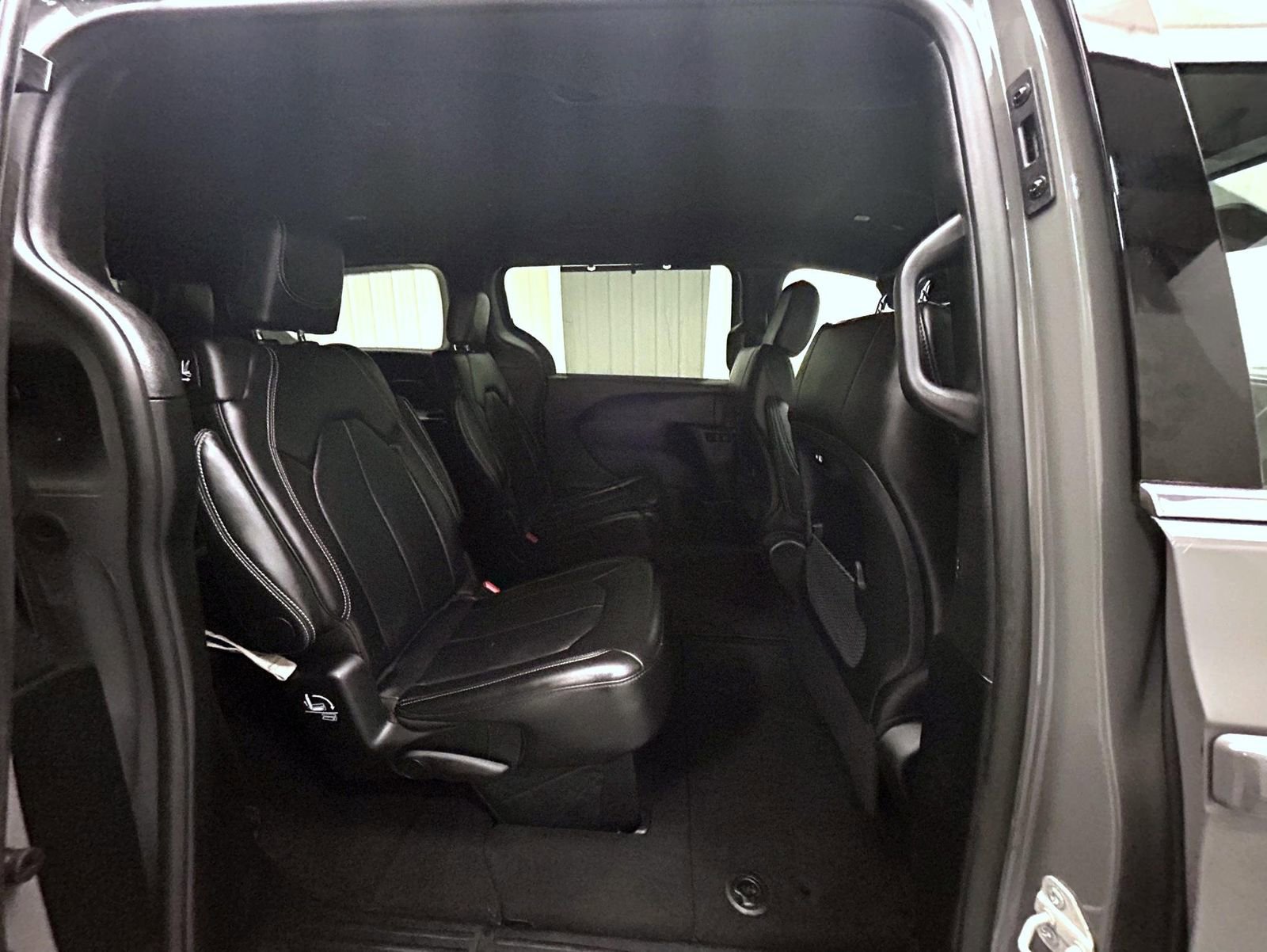 Used 2025 Chrysler Pacifica Select image 17