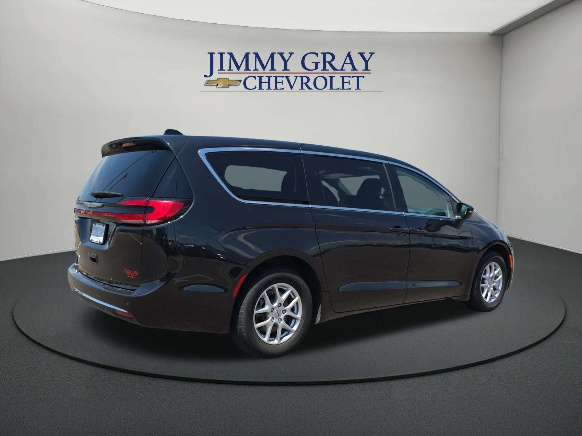 Used 2023 Chrysler Pacifica Touring-L FWD image 5
