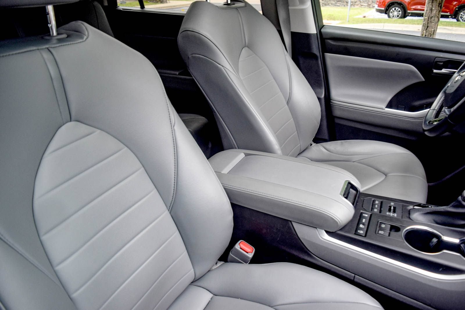 Used 2021 Toyota Highlander XLE AWD/4WD image 21