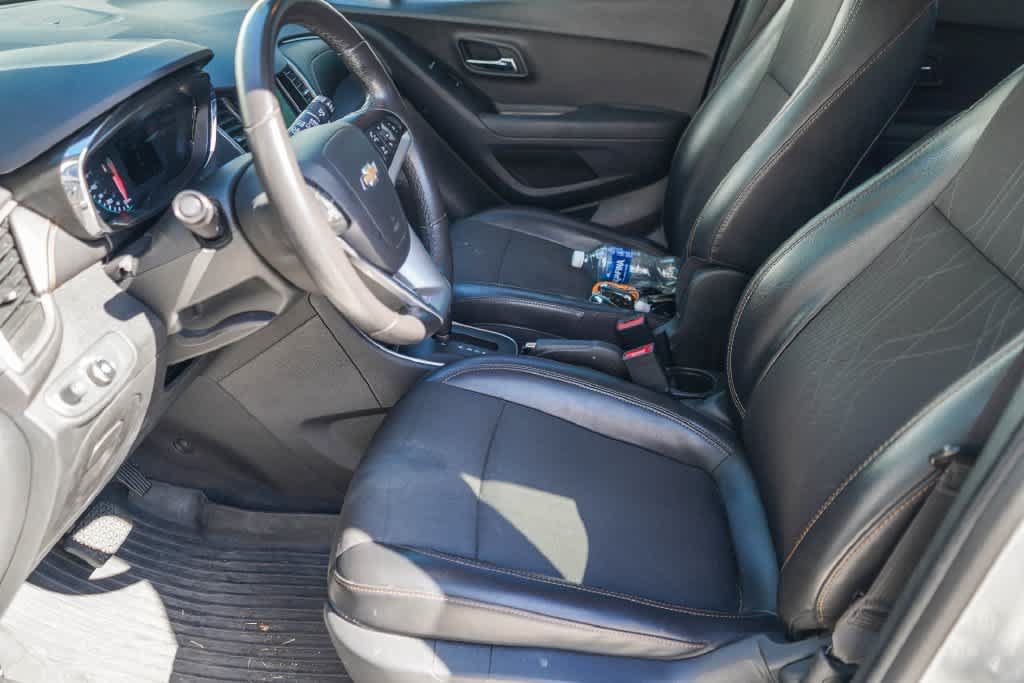Used 2019 Chevrolet Trax LT w/ LT Convenience Package FWD image 12