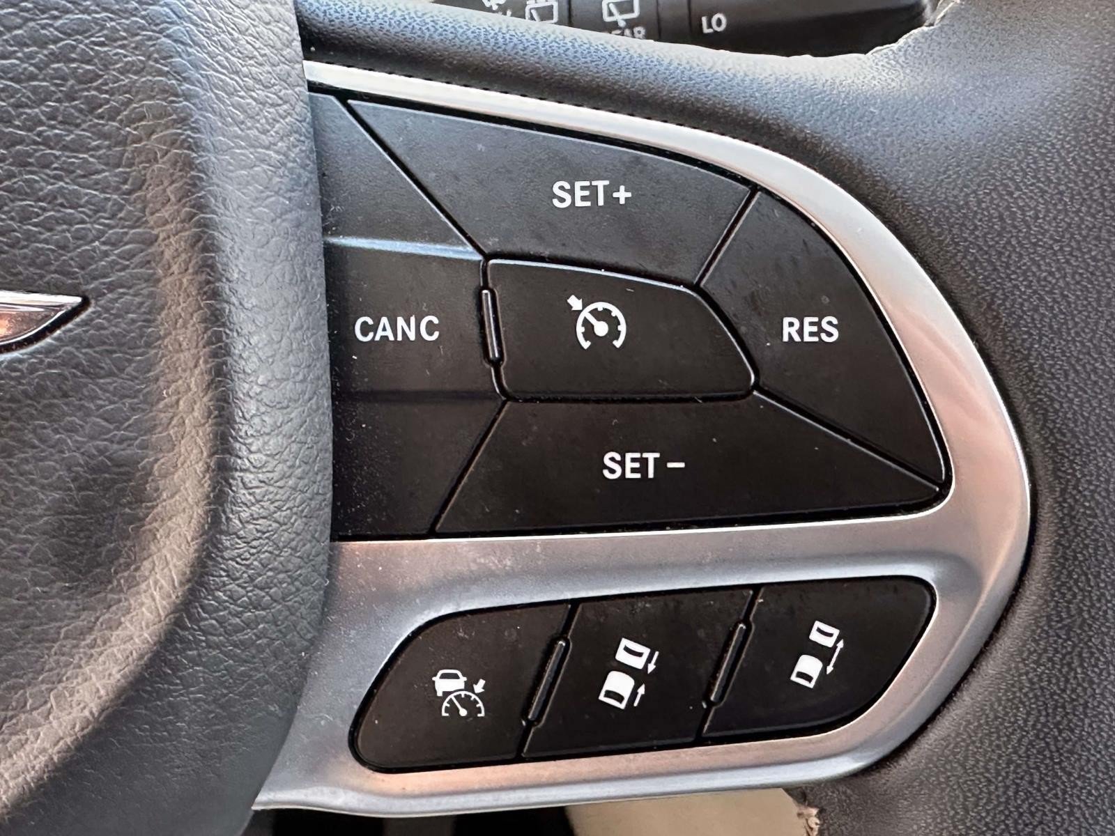 Used 2024 Chrysler Pacifica Touring-L FWD image 24