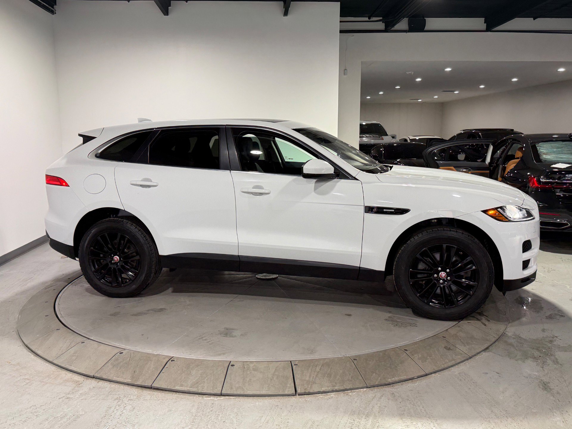 Used 2019 Jaguar F-PACE Prestige image 10
