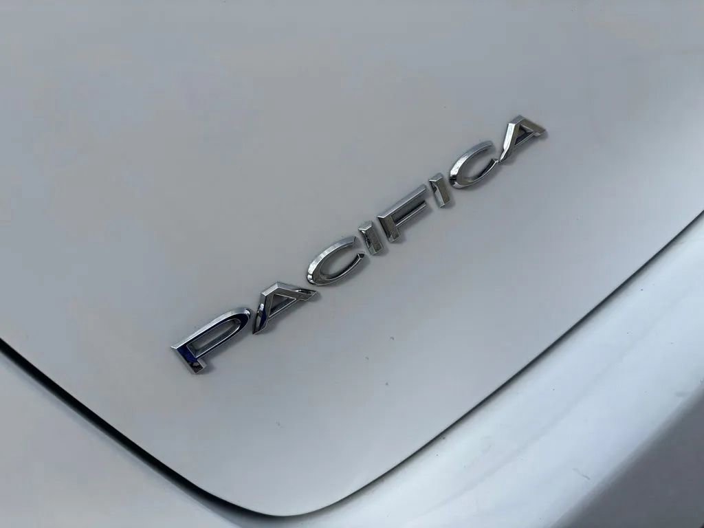 Used 2024 Chrysler Pacifica Limited FWD image 9