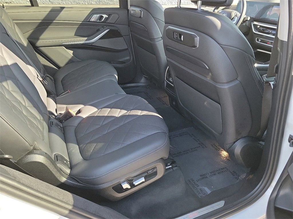 Used 2024 BMW X7 xDrive40i w/ Premium Package image 19