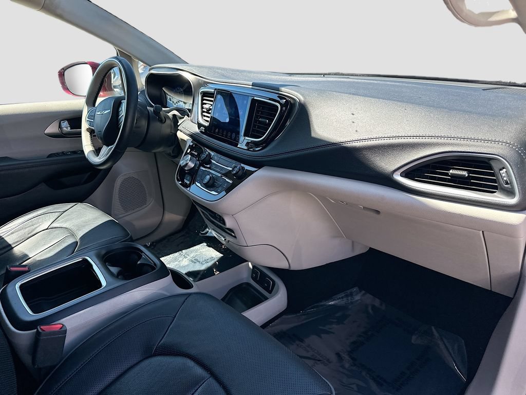 Used 2017 Chrysler Pacifica Limited w/ UConnect Theater Package FWD image 30