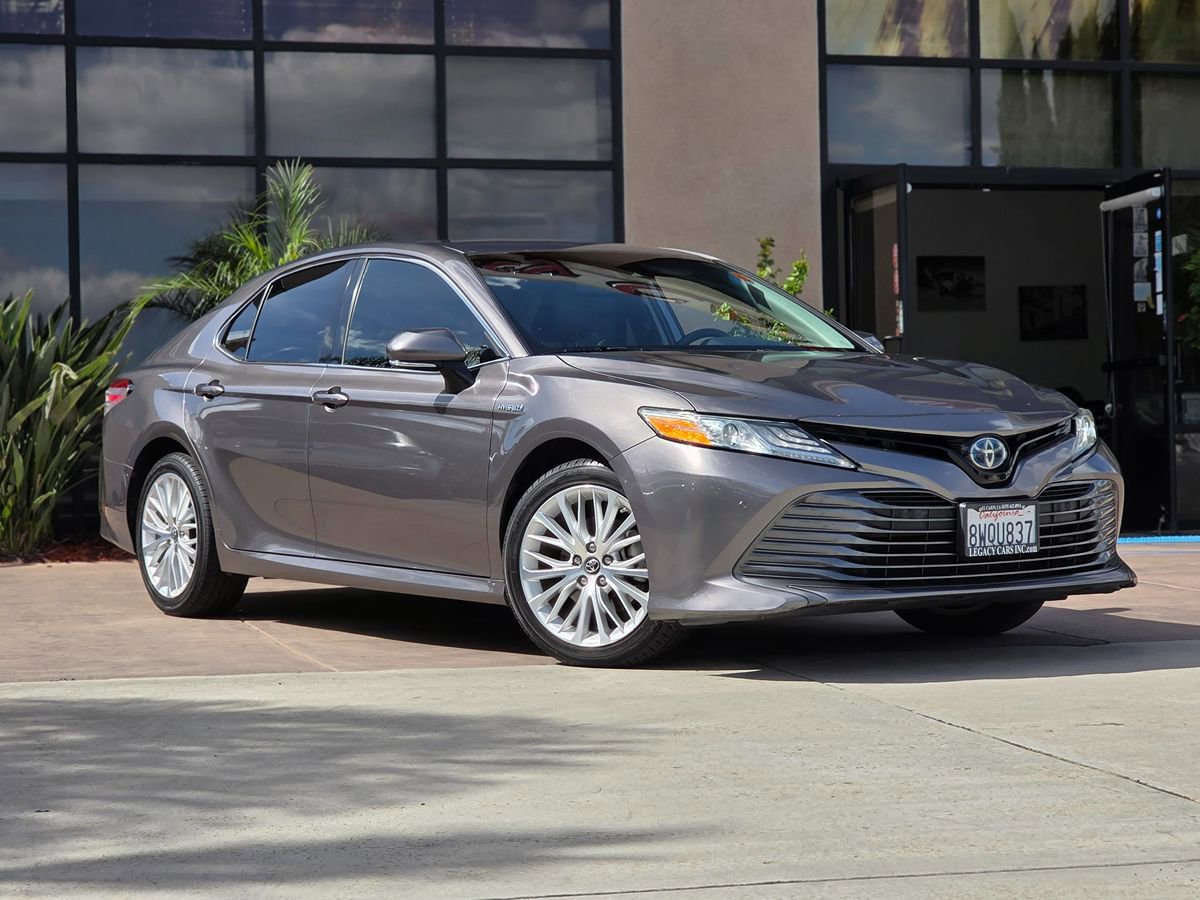 Used 2018 Toyota Camry XLE image 3