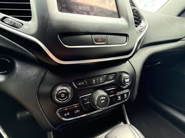 Used 2020 Jeep Cherokee Latitude FWD image 18