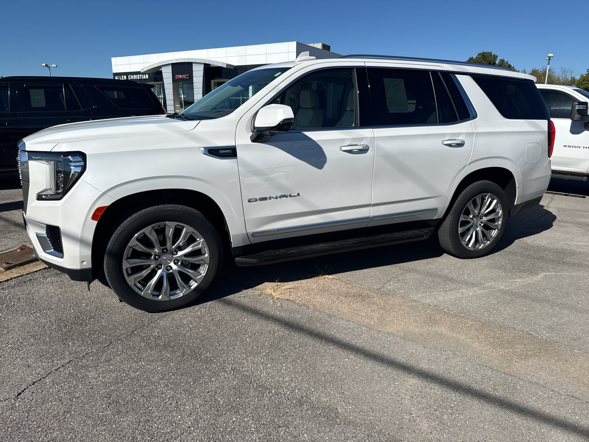 Used 2024 GMC Yukon Denali w/ Advanced Technology Package AWD/4WD image 1