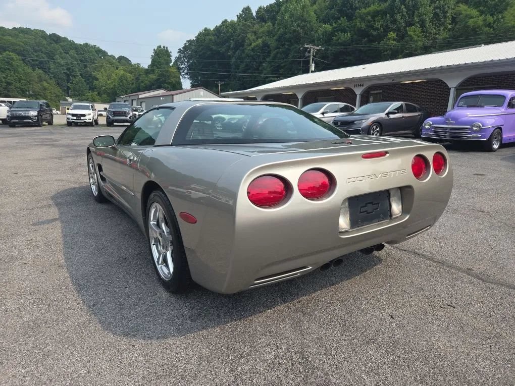 Used 2000 Chevrolet Corvette Coupe w/ Roof Pkg RWD image 7
