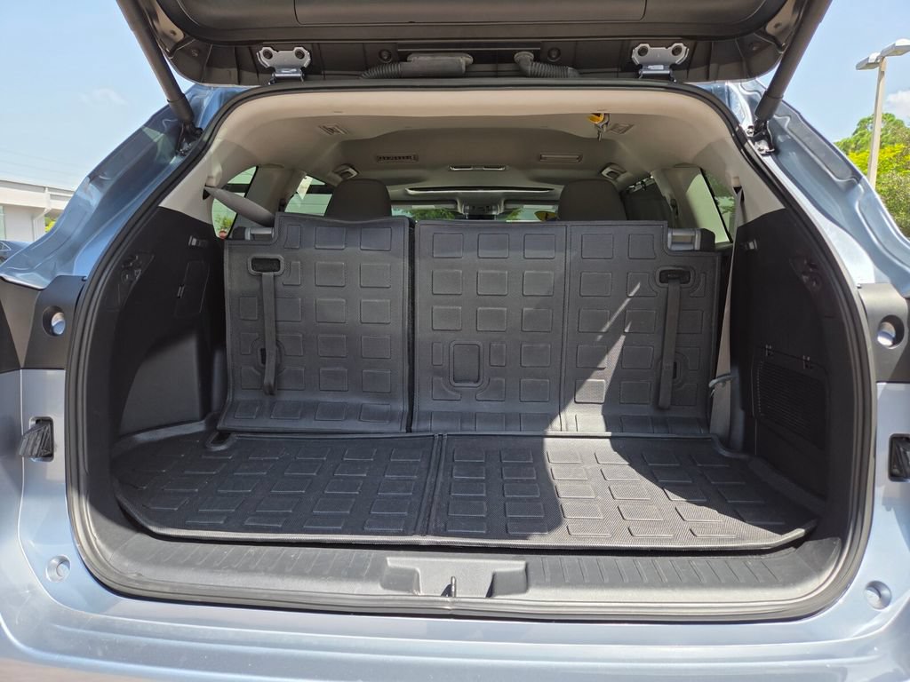Used 2024 Toyota Highlander XLE FWD image 20