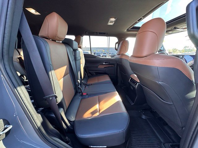 Used 2025 Lexus GX 550 w/ Cold Area Package AWD/4WD image 33