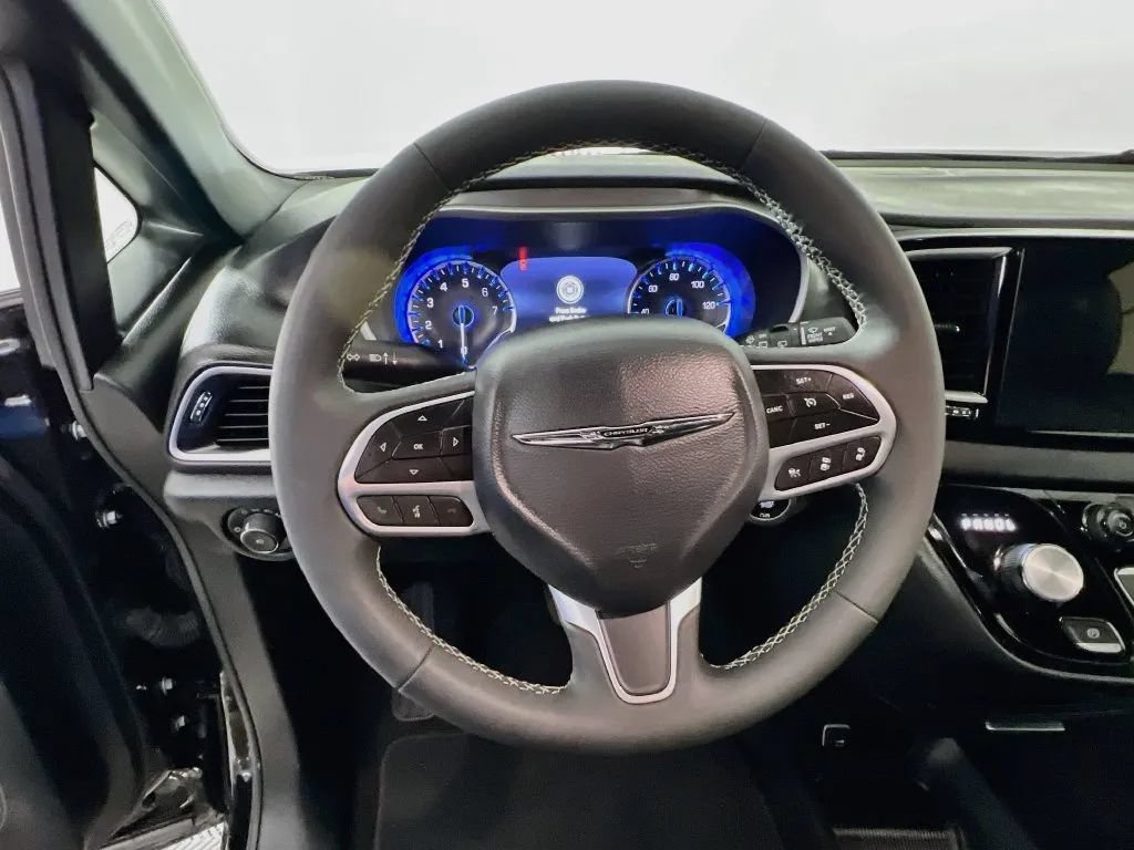 Used 2026 Chrysler Pacifica Select FWD image 12