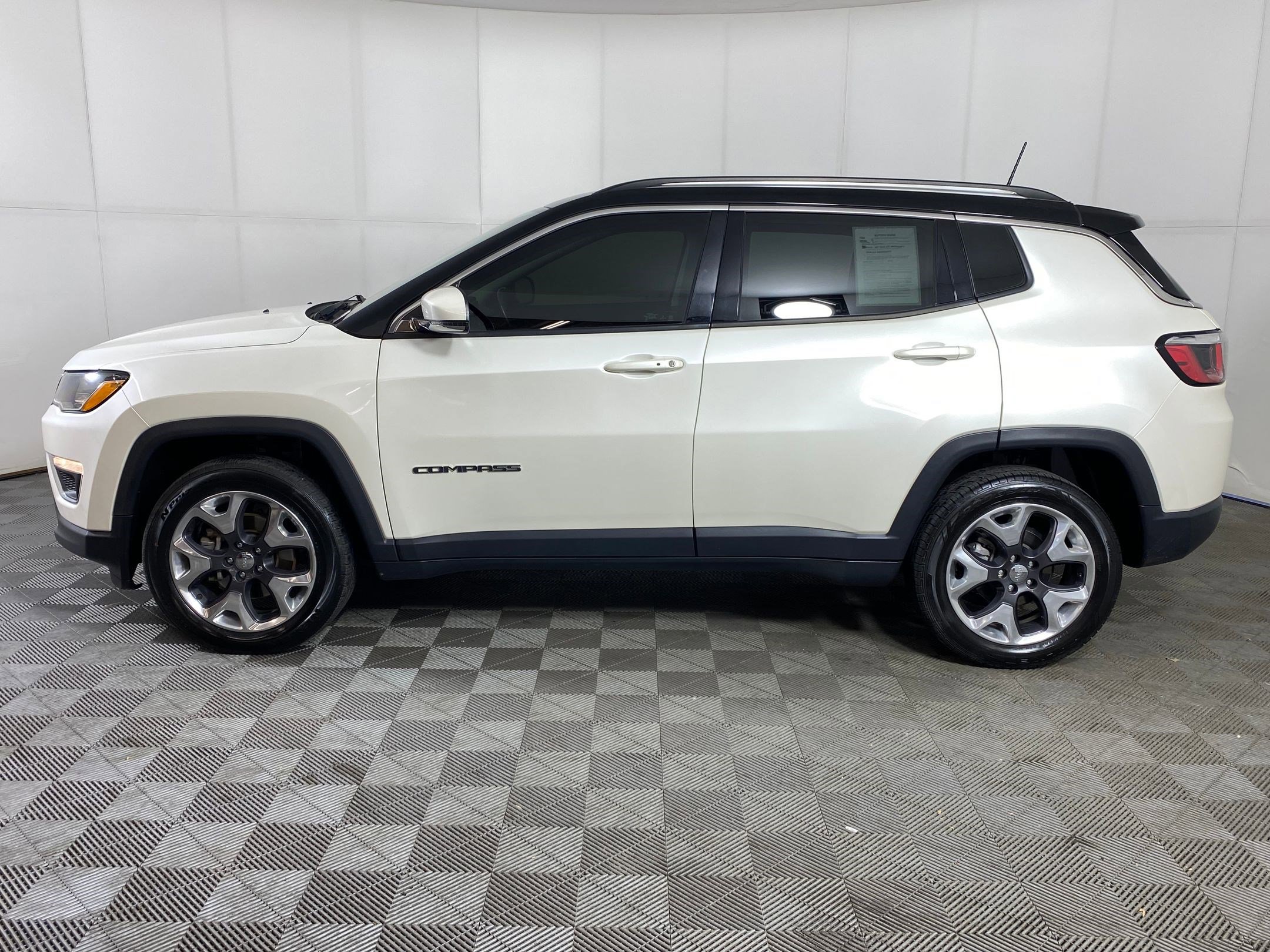 Used 2018 Jeep Compass Limited w/ Navigation Group image 2