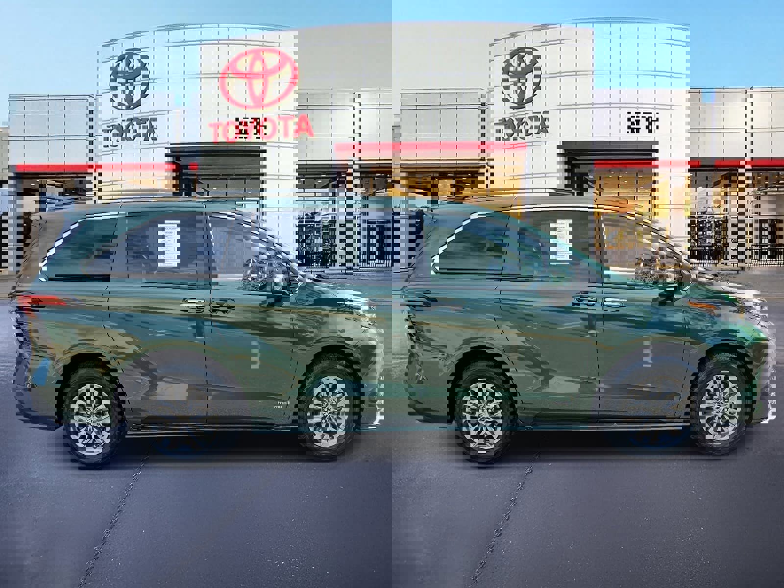 Used 2021 Toyota Sienna XLE image 4