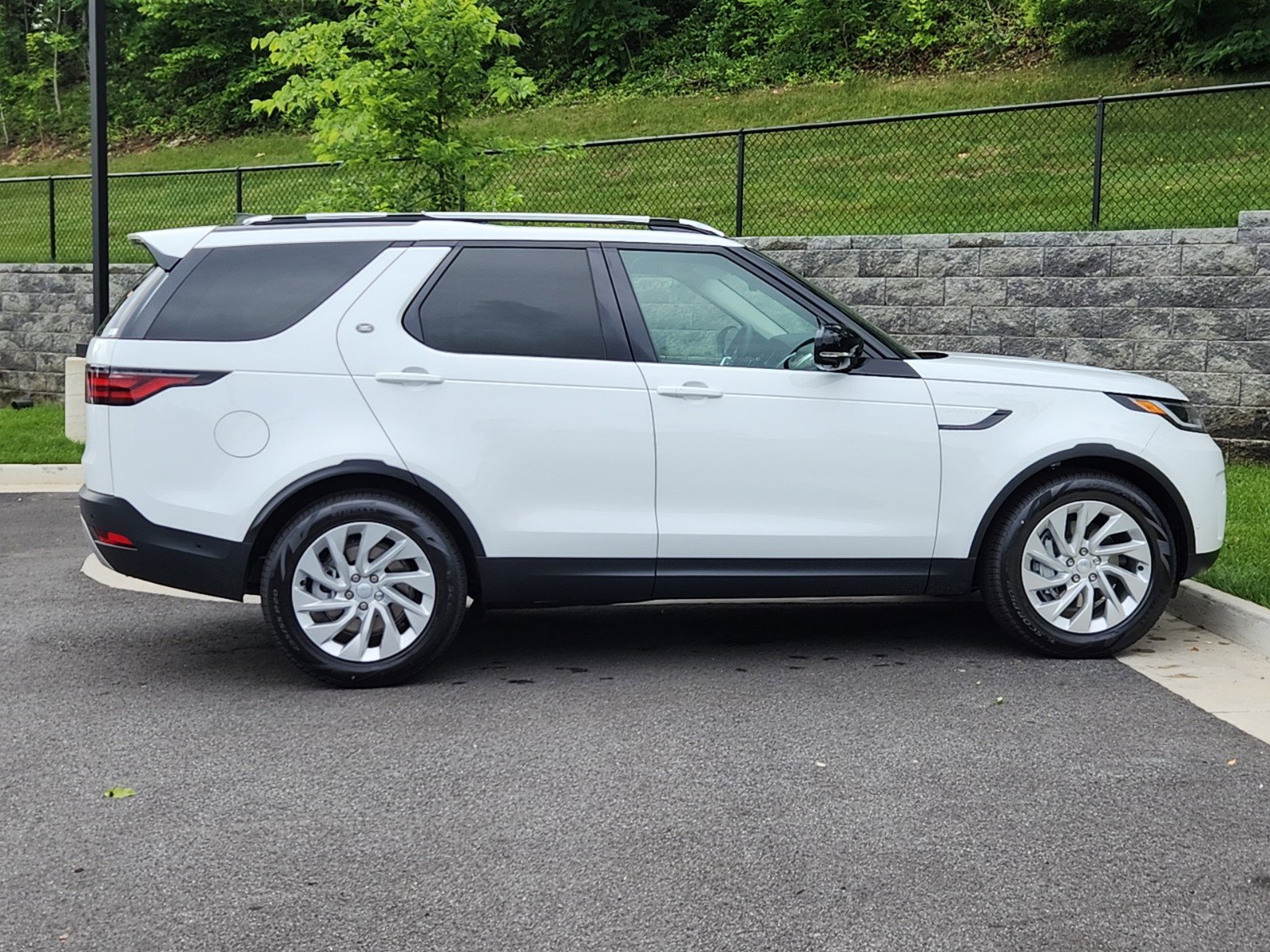 Certified 2024 Land Rover Discovery S image 11