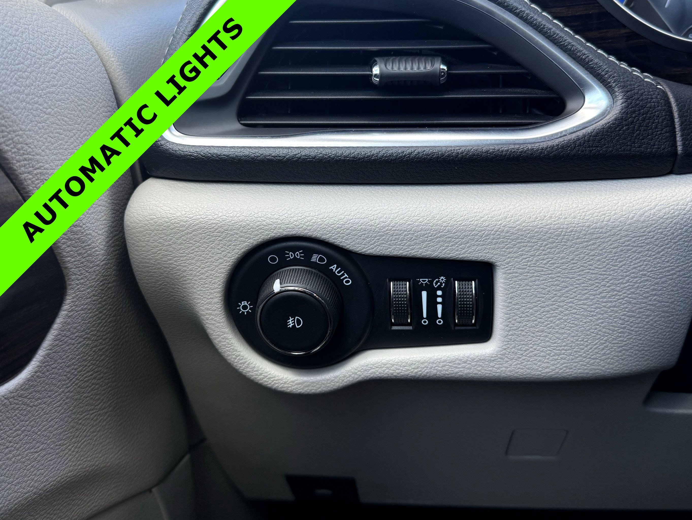 Used 2023 Chrysler Pacifica Limited w/ Uconnect Theater Family Group image 18