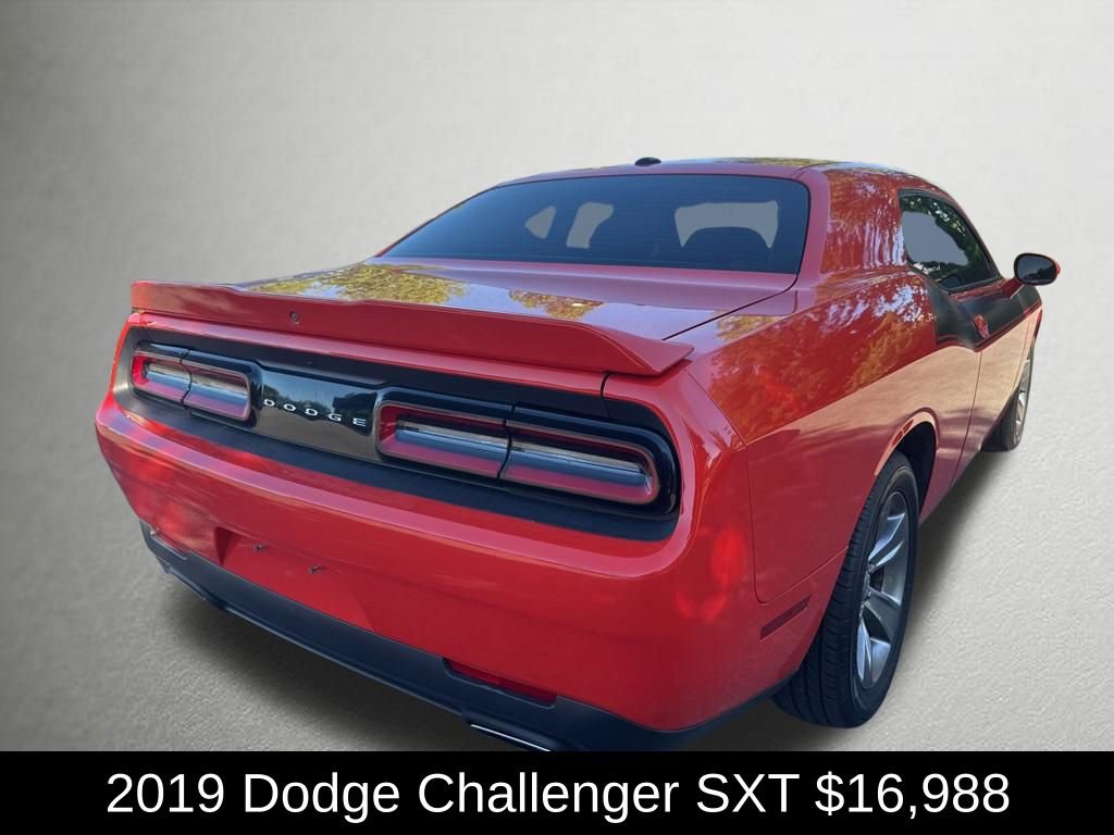 Used 2019 Dodge Challenger SXT RWD video 3