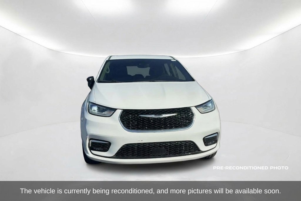 Used 2024 Chrysler Pacifica Touring-L FWD image 2