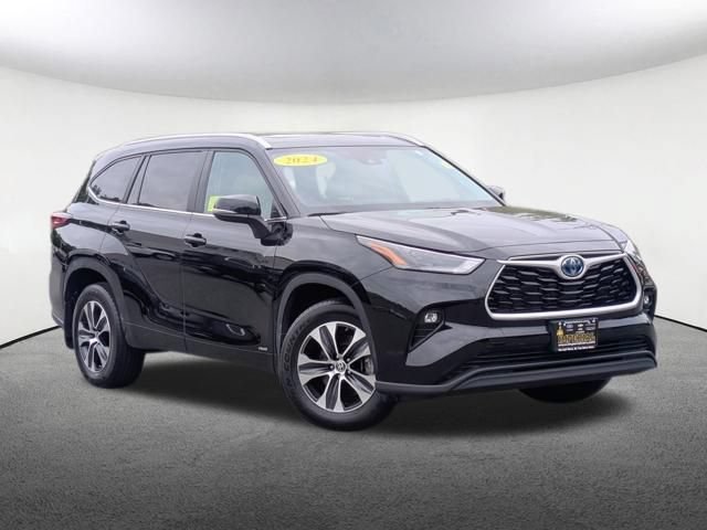 Used 2024 Toyota Highlander XLE AWD/4WD image 2