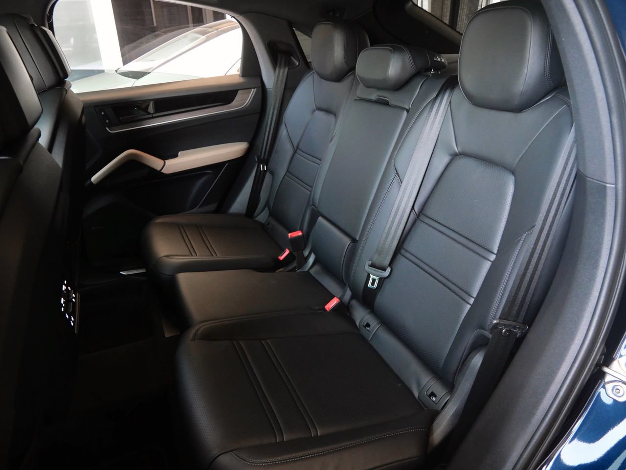 Used 2024 Porsche Cayenne Coupe AWD/4WD image 18