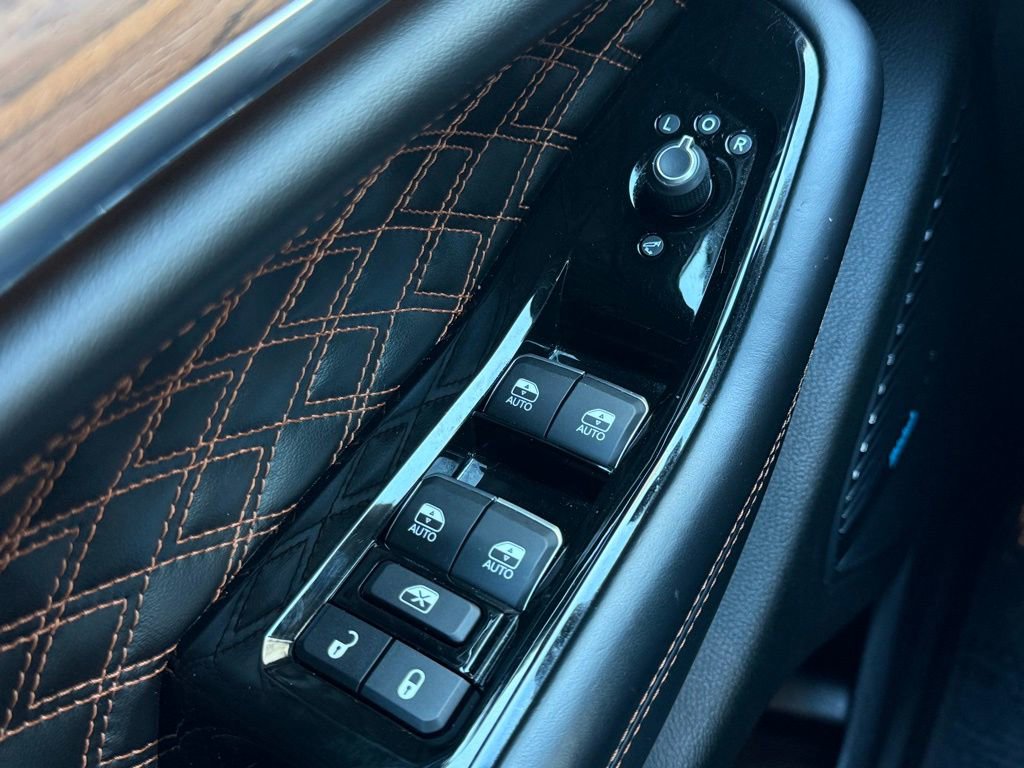 Used 2023 Jeep Grand Cherokee Summit w/ Luxury Tech Group V image 32