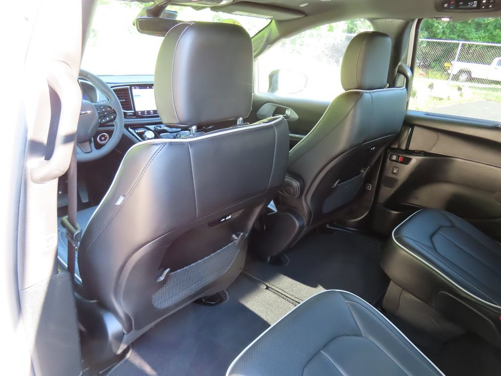 Certified 2025 Chrysler Pacifica Limited FWD image 26