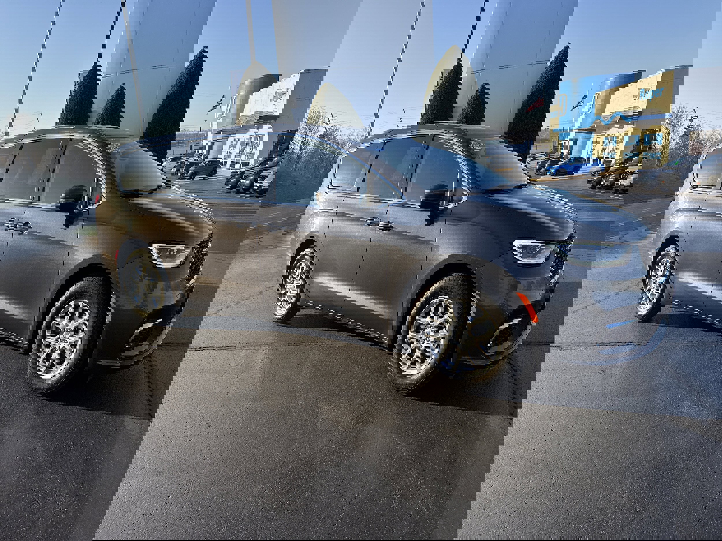 Used 2023 Chrysler Pacifica Touring-L image 1